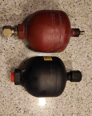 240515 Old red and new black accumulator for 845CM.jpg (322.72 KiB) Viewed 80920 times 240515 Old red and new black accumulator for 845CM.jpg